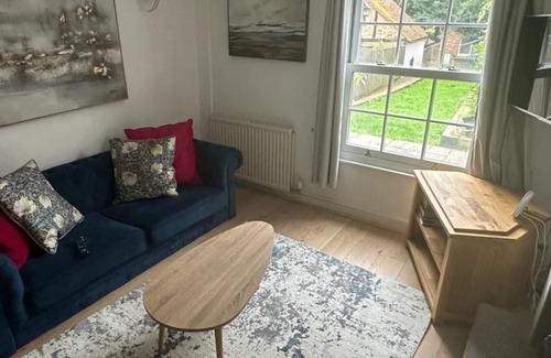 Cookham Dean Cottage | Cookham Stunning Two Bedroom Cottage & Garden Office