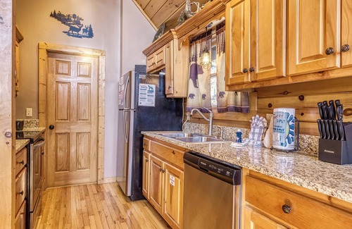 Black Bear Falls Cabin | Cookies Cabin | 2BR + Game Room | Hot Tub | Mountain Views | Near Gatlinburg