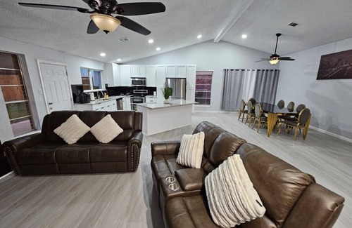 Memorial Parkway House | Cool 3-bedroom house with AC in Katy