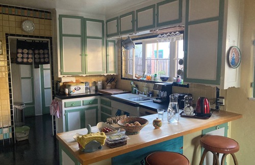 Carthay Circle House | Cool 30's 3 bdr Spanish House in Miracle Mile. Walk to Academy Museum and LACMA.