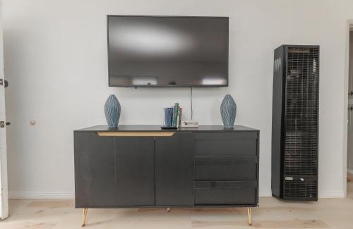 Leimert Park Apartment | Cool and Cozy Pad Close to Everything