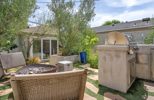 Westchester House | Cool Cali Vibes: 4 Bdrm, Midcentury Zen with Lush Yard, Sauna, BBQ & Fire Pit