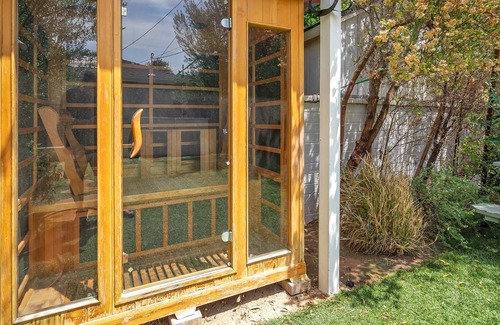 Westchester House | Cool Cali Vibes: 4 Bdrm, Midcentury Zen with Lush Yard, Sauna, BBQ & Fire Pit
