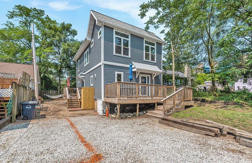 Michigan City House | Cool Casa on California Ave in Michigan City, 1 block from the beach!