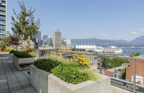 Gastown Condo | Cool & Classy Apartment Downtown!