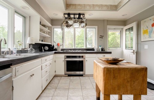 East Meredith House | Cool & Comfy Escape | Family Fun Awaits | Close to the Action