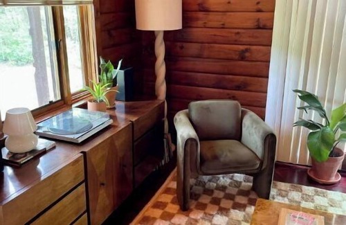 Athens House | Cool & Cozy Cabin by the Lake