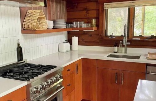 Athens House | Cool & Cozy Cabin by the Lake