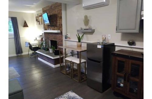 White Center House | Cool & cozy city retreat -15 min drive to Seattle!