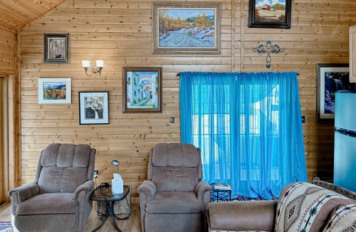 Miami Cabin | Cool getaway near lake & National Forest with treehouse & outdoor entertainment