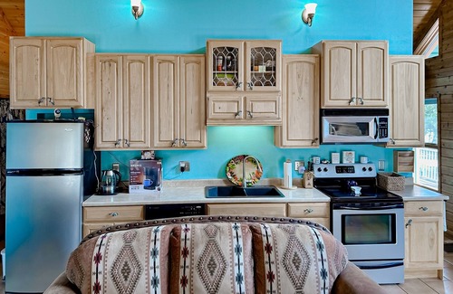 Miami Cabin | Cool getaway near lake & National Forest with treehouse & outdoor entertainment