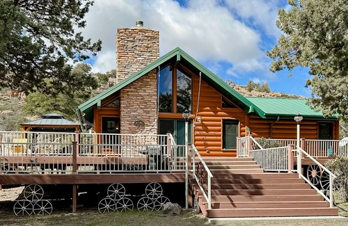Miami Cabin | Cool getaway near lake & National Forest with treehouse & outdoor entertainment