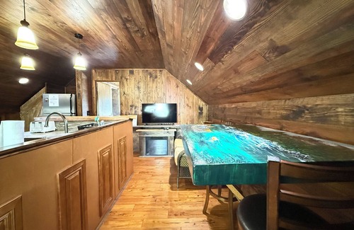 Island Park Cabin | Cool Hand Luke Apartment* Smart Tv, Free Wifi, Minutes to Henrys Lake, Sleeps 2 max