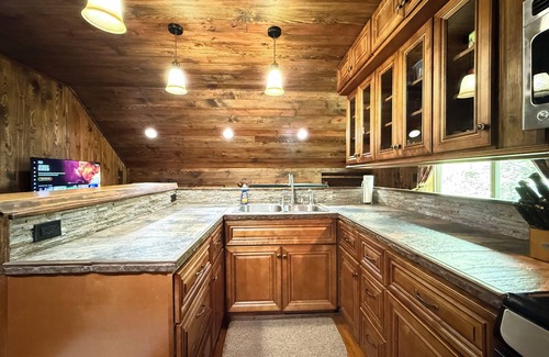 Island Park Cabin | Cool Hand Luke Apartment* Smart Tv, Free Wifi, Minutes to Henrys Lake, Sleeps 2 max