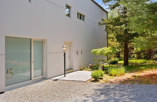 East Hampton House | cool modern in east hampton, avail summer , 5 nite min