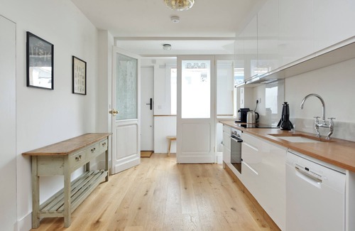 College Park and Old Oak Apartment | Cool North Kensington apartment close to Notting Hill!