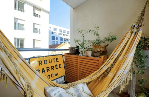 Saint-Victor Apartment | Cool Room in a Quiet & Sunny 3-Bedroom Marseille Apartment