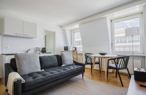 Seefeld Apartment | Cool Seefeld Studio, near Opera, 1 min to Lake, by Blueground
