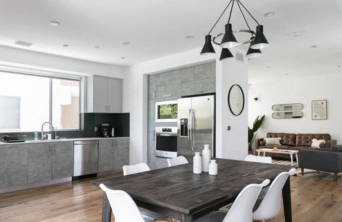 Valley Village House | Cool Valley Village 3BR, near Bars, Groceries & Dining, by Blueground