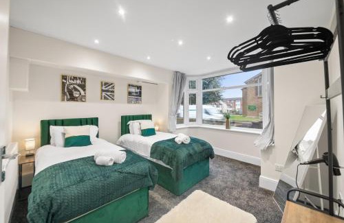 Cowley House | Cooper House Stay - Large Stylish House