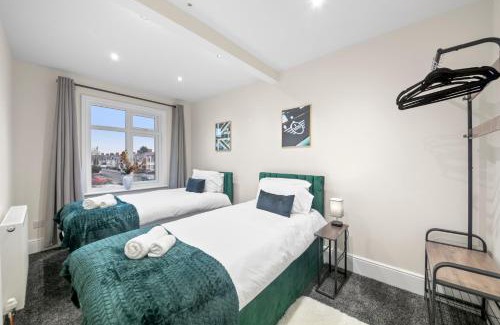 Cowley House | Cooper House Stay - Large Stylish House