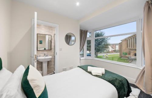 Cowley House | Cooper House Stay - Large Stylish House