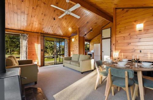 Holdens Bay House | Cooper's Lakeside Cabin