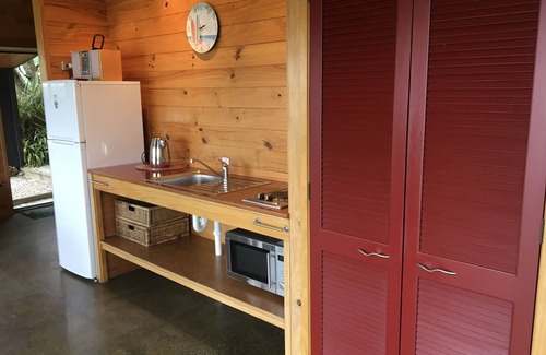 Coopers Beach House | Coopers Beach Retreat- the black bach, beachfront and pet friendly
