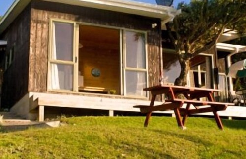 Coopers Beach House | Coopers Beach Retreat- the black bach, beachfront and pet friendly