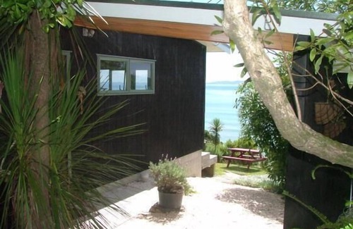 Coopers Beach House | Coopers Beach Retreat- the black bach, beachfront and pet friendly