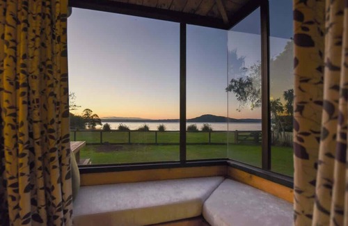 Holdens Bay House | Coopers Lakeside Cabin | Lakefront Escape + Kayaks