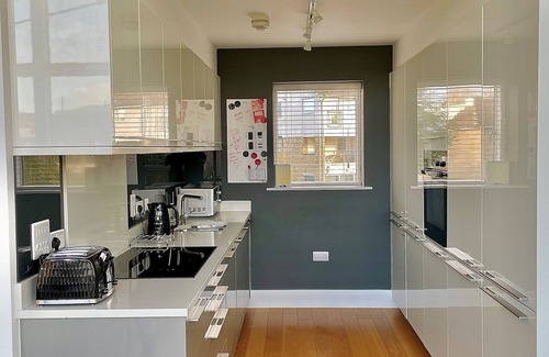 Malmesbury House | Coopers Lodge · Luxurious Lakefront Home-Pool/Spa