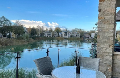 Malmesbury House | Coopers Lodge · Luxurious Lakefront Home-Pool/Spa