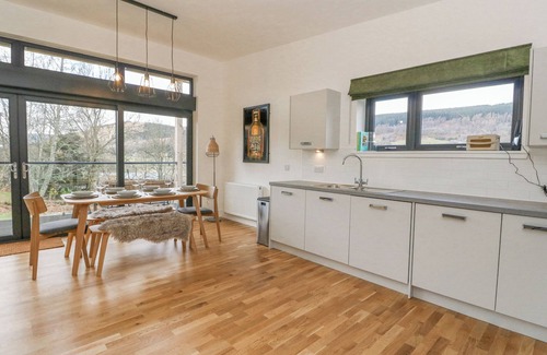 Aberfeldy Cottage | COORIE IN, country holiday cottage, with a garden in Aberfeldy