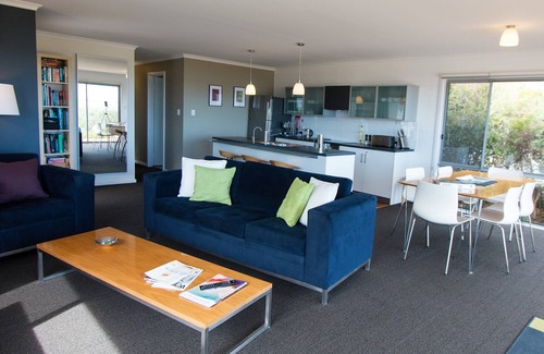 Bonney House | Coorong Waterfront Retreat