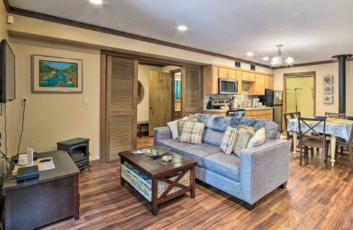 Coos Bay Cottage | Coos Bay Cottage w/Fireplace & BBQ Patio!