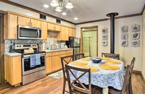 Coos Bay Cottage | Coos Bay Cottage w/Fireplace & BBQ Patio!