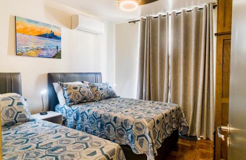 Flamengo Apartment | COPACABANA TODO REFORMADO, 3 QUARTOS, 2 BANHEIROS, VARANDA, 6 camas, no posto 6, Próximo Arpoador e Ipanema pauloangerami RP144