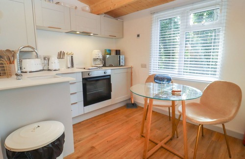 Blandford Saint Mary House | COPPER BEACH, romantic, with hot tub in Blandford Forum