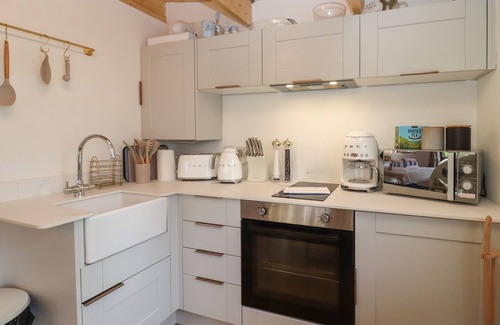 Blandford Saint Mary House | COPPER BEACH, romantic, with hot tub in Blandford Forum
