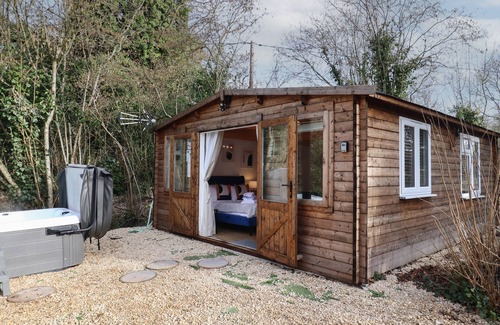 Blandford Saint Mary House | COPPER BEACH, romantic, with hot tub in Blandford Forum