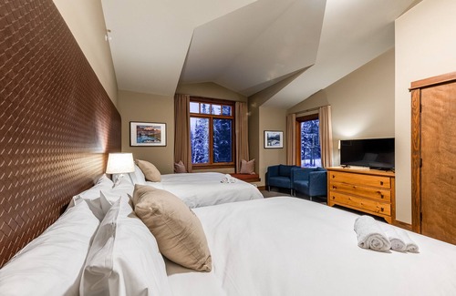 Golden Cabin | Copper Horse Lodge