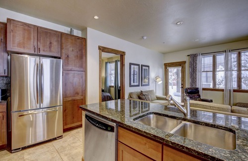 Copper Mountain Village Condo | Copper Mountain -Spacious 1st Flr 2&2 near ski school/rentals,lift, hot tub