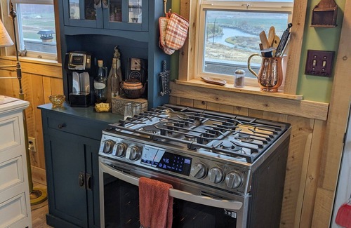 Thermopolis Cabin | Copper Winds Private Cabin on 6 Acres