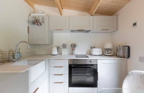 Blandford Saint Mary Ski Chalet | COPPERBEECH - ROMANTIC ESCAPE | SLEEPS 2 | HOT TUB | BBQ | PATIO | WI-FI