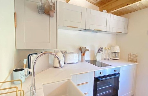 Blandford Saint Mary Ski Chalet | COPPERBEECH - ROMANTIC ESCAPE | SLEEPS 2 | HOT TUB | BBQ | PATIO | WI-FI