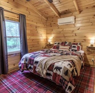 Logan House | Copperhead Cabin- Hocking Hills Hot Tub Games