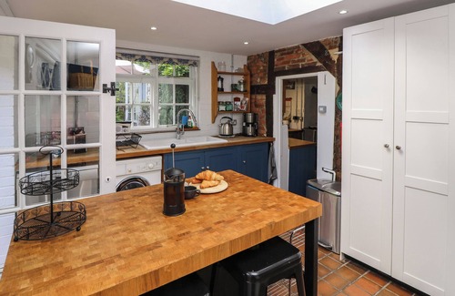 Bishops Waltham Cottage | COPPICE HILL HOUSE, pet friendly, with hot tub in Bishop's Waltham
