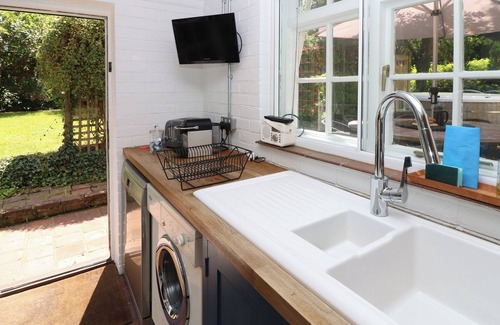 Bishops Waltham Cottage | COPPICE HILL HOUSE, pet friendly, with hot tub in Bishop's Waltham
