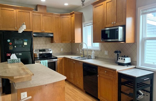 Coquitlam House | Coquitlam Centre Mall 2 Bed 1 Bath in a Shared House